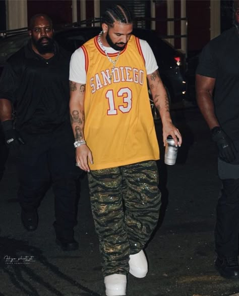 Drake Fits, Drake Outfit, Drake Fashion, Champagne Papi, Drake Clothing, Wattpad Ideas, Drake Photos, Drizzy Drake, Beard Fade