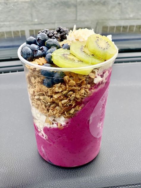 Pretty Fruit Bowl, Dragon Fruit Bowl, Açaí Bowls, Resep Smoothie, Sports Food, Fruit Bowls, Healthy Food Motivation, Healthy Sweets Recipes, Fruit Smoothie Recipes