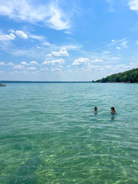 Torch Lake Michigan, Traverse City, Michigan Lakes, Lake inspo Michigan Lake House Cottages, Michigan Aesthetic Summer, Lake Michigan Aesthetic, Tom Lake, Michigan Aesthetic, Michigan Pictures, Torch Lake Michigan, Summer Michigan, Michigan Lake House