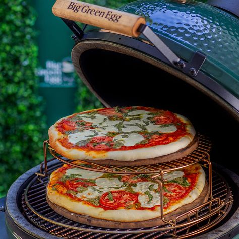 Cooking Pizza 101 - Big Green Egg Big Green Egg Pizza, Green Egg Pizza, Kamado Joe Recipes, Big Green Egg Outdoor Kitchen, Blue Cheese Pizza, Grill Smoker Recipes, Grilled Pizza Recipes, Big Green Egg Grill, Green Egg Grill