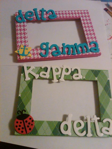 Picture frames. Sorority crafting ideas! Initiation Ideas, Diy Sorority Crafts, Sorority Gifts Diy, Sorority Picture Frames, Sorority Diy, Knit A Hat, Greek Crafts, Marketing Online Business, Make A Bag