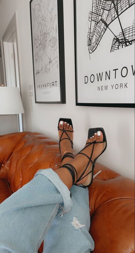 Aesthetic Shoes Women, Heeled Sandals Outfit, Heel Sandals Outfit, Heels Aesthetic, Shoes Heels Classy, Cute Shoes Heels, Fashion Shoes Heels, Photographie Portrait Inspiration, Sandals Outfit