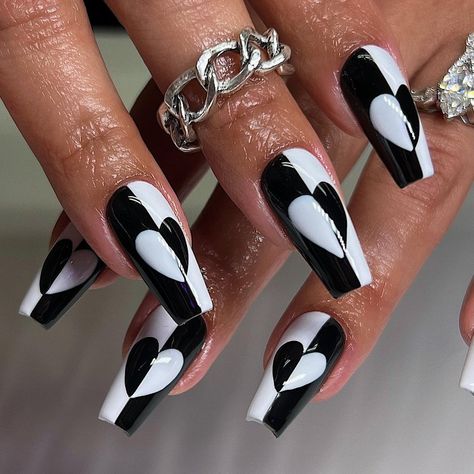 Black And White Valentines Nails, Optical Illusion Nail Art, White Valentines Nails, Optical Illusion Nails, Trendy Valentines Day Nails, Black And White Valentines, Prettiest Nails, Unusual People, Red Chrome Nails