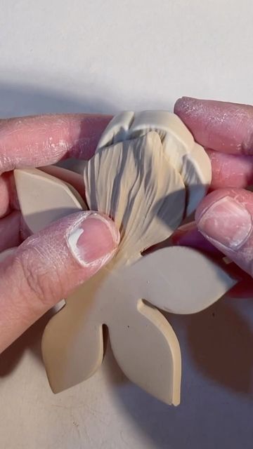 Juniper & Lark on Instagram: "Work in progress… #flowers #ceramicflowers #clayflowers #floral #floraldecor #wip #clay #ceramics #ceramica #ceramicvideos #ohio #ohioartist #madeinohio #homedecor #handmade #handmadeceramics" Ceramic Flowers How To Make, Dragonfly Ceramic, Pottery Flowers, Ceramic Sculpture Figurative, Clay Moulding, Pottery Videos, Pottery Handbuilding, Garden Pottery, Flower Sculptures