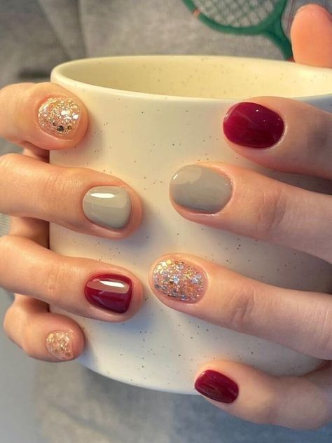 Nail Color Combinations Winter, Short Nails Design Winter, Neutral Christmas Nails Dip, August Dip Nails 2024, Simple Holiday Nail Designs, Shellac Winter Nails, Shellac Nails Christmas, Nail Art Maroon Simple, Winter Multicolor Nails