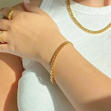 Everyday Gold Bracelet, Gold Chain Women, Thick Gold Chain Necklace, Chunky Gold Bracelet, Thick Gold Chain, Urban Jewelry, Necklace Outfit, Curb Chain Bracelet, Pvd Coating