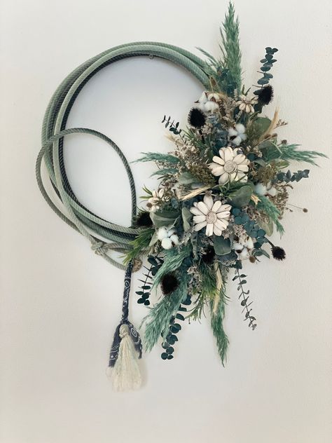 Lariat Rope Wreath, Lasso Wreath, Western Wedding Decor, Lariat Rope Crafts, Western Boho Decor, Rope Wreaths, Western Wedding Decorations, Western Wreaths, Winter Dinners