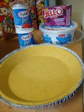 Creamy Jello, Jello Creations, Cool Whip Pies, Jello Pie, Diy Pudding, Yogurt Pie, Weight Watchers Recipe, Icebox Desserts, Cool Whip Desserts