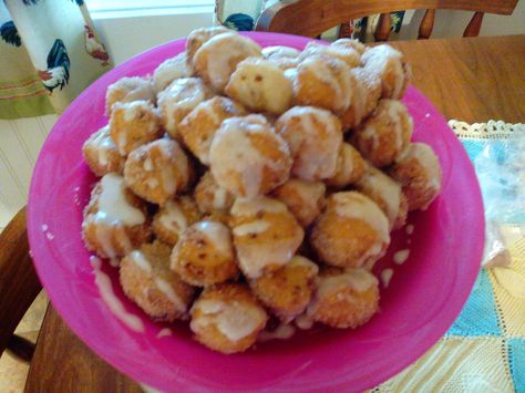 easy fried cinnamon roll bites Fried Cinnamon Rolls, Pillsbury Cinnamon Roll Recipes, Cinnamon Roll Bites, Banana Cream Cheesecake, Dessert Sandwich, Cinnamon Roll Recipes, Cake Dip, Cream Cheesecake, Truck Business