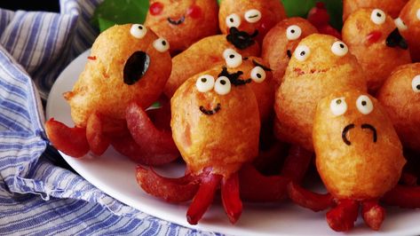 Taste Made, the online cooking and travel channel, has put a really cute new spin on the traditional “pigs in blankets” with their simple recipe for adorable “Mini Octopus Corn Do… Mini Octopus, Octopus Recipes, Appetizers For Kids, Mini Pancakes, Halloween Appetizers, Taste Made, Corn Dogs, Halloween Food For Party, Kids Lunch