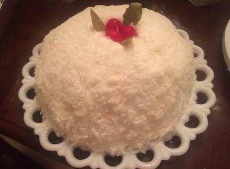 Old Fashioned Snowball Cake Recipe Snowball Cake Recipe, Beautiful Christmas Cake, Snowball Cake, Banana Pudding Ingredients, Jello Pie, Christmas Cake Pops, Tasty Chocolate Cake, Angel Cake, Delicious Cake Recipes