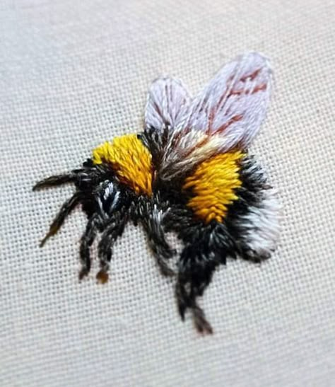 White tailed bumblebee, hand embroidery on linen Credits: Moss and Feather Bumble Bee Embroidery, Embroidery On Linen, Bugs Embroidery, Bee Embroidery, Thread Painting, Bee Art, 자수 디자인, Sewing Embroidery Designs, Hand Embroidery Art