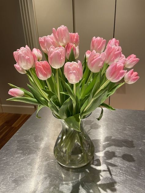 Pink Tulips Centerpieces, Tulip Centerpiece, Pictures Of Flowers, Luxury Flower Bouquets, Unique Pictures, A Dark Room, Boquette Flowers, Tulips In Vase, Tulip Bouquet