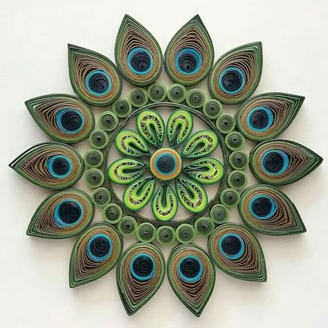 Peacock Quilling, Mandala Peacock, Quilling Patterns Tutorials, Peacock Mandala, Diy Quilling Crafts, Quilling Flower Designs, Paper Quilling Tutorial, Paper Quilling For Beginners, Paper Quilling Flowers