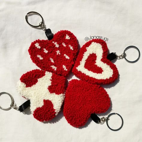 Punch Needle Valentine, Push Needle Ideas, Valentine Punch Needle, Heart Punch Needle, Punch Needle Keychain, Punch Toka, Tufting Ideas, Tufting Diy, Crochet Wall Art