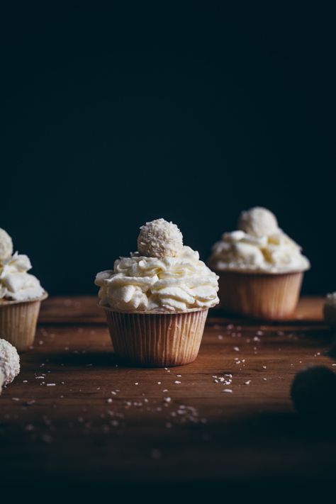 Cupcakes Photography, Cupcake Photography, Bakery Aesthetic, Moody Food Photography, Coconut Cupcakes, Kitchen Studio, Work Meals, Food Photography Inspiration, Studio Kitchen