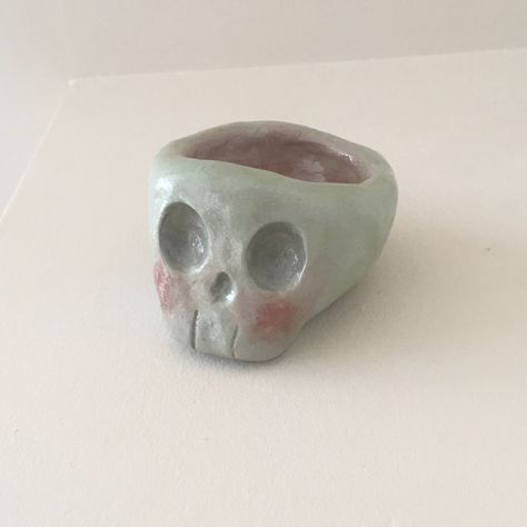 Ceramic Art Pinch Pots, Skull Ceramic Sculpture, Skull Pinch Pot, Ceramic Monsters Pinch Pots, Beginner Sculpting Projects, Ceramics Small Projects, Clay Monster Ideas, Cool Pinch Pot Ideas, Creative Pinch Pots