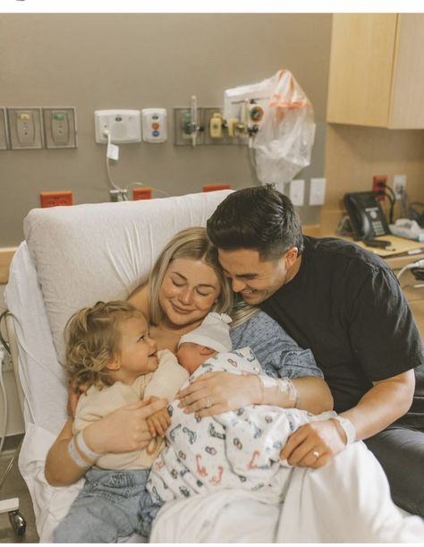 Brynley Arnold, Hospital Pics, Cool Handshakes, Fresh 48 Photos, Birth Pictures, Family Photo Studio, Baby Aesthetic, Cute Pregnancy Pictures, Hospital Photography