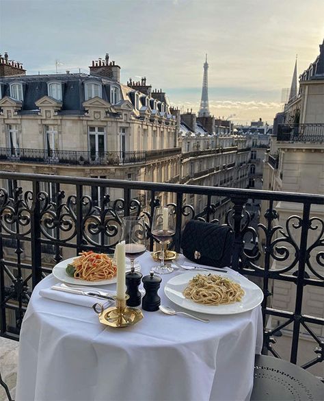 Apartment Decor Parisian, Parisian Apartment Interior Design, Parisian Apartment Interior, Paris Dinner, Modern Parisian Apartment, Breakfast In Paris, Photo Shoot Fashion, Paris Mood, Window Balcony