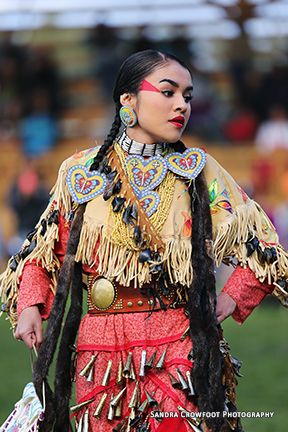 2015 Frog Lake Canadian Classic Powwow - by Sandra Crowfoot Powwow Dancers, Powwow Outfits, Outdoors Tattoos, Native Beauty, Design Humor, Native American Dance, American Indian Girl, Native Women, Jingle Dress