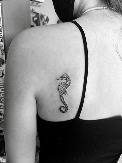 Red Seahorse Tattoo, Feminine Seahorse Tattoo, Tattoo Seahorse, Sea Horse Tattoo, Seahorse Tattoos, Small Tattoo Ideas For Men, Celtic Tattoo For Women, Watercolor Tattoo Sleeve, Beachy Tattoos