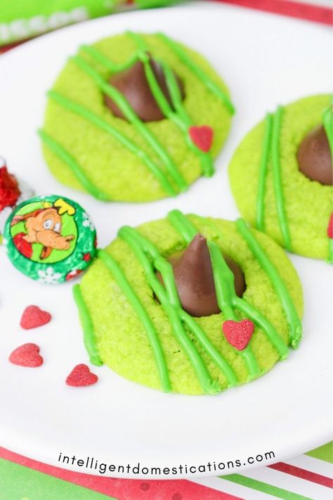 Grinch Blossom Cookies recipe. Everyone loves these Hershey Blossom sugar cookies for your Grinch Stole Christmas movie party. A good Christmas cookie recipe for Cookie exchanges or any Christmas party. #Christmascookies Grinch Kiss Blossoms, Grinch Cookies With Kisses, Grinch Blossom Cookies, Grinch Recipe Ideas, Grinch Christmas Cookies, Grinch Punch Recipe, Blossom Cookies Recipe, Chocolate Chip Cookies Cake, Grinch Recipes