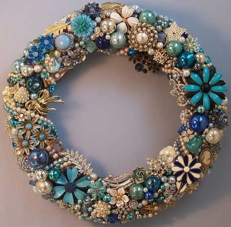 Jewelry wreath Guirlanda de joias! Repurposing Jewelry, Jewelry Wreath, Old Jewelry Crafts, Costume Jewelry Crafts, Art Coquillage, Vintage Jewelry Ideas, Vintage Jewelry Repurposed, Vintage Rhinestone Jewelry, Jewelry Christmas Tree