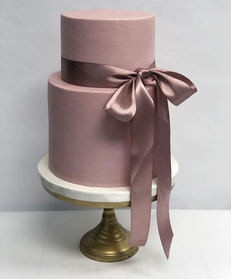 Bride 💍 on Instagram: “Marvellous in mauve #rg #regram @amycakes7” Mauve Wedding Cake, Mauve Cake, Lavender Wedding Theme, Silver Wedding Cake, Debut Ideas, February Wedding, Mauve Wedding, Purple Wedding Theme, Purple Cakes