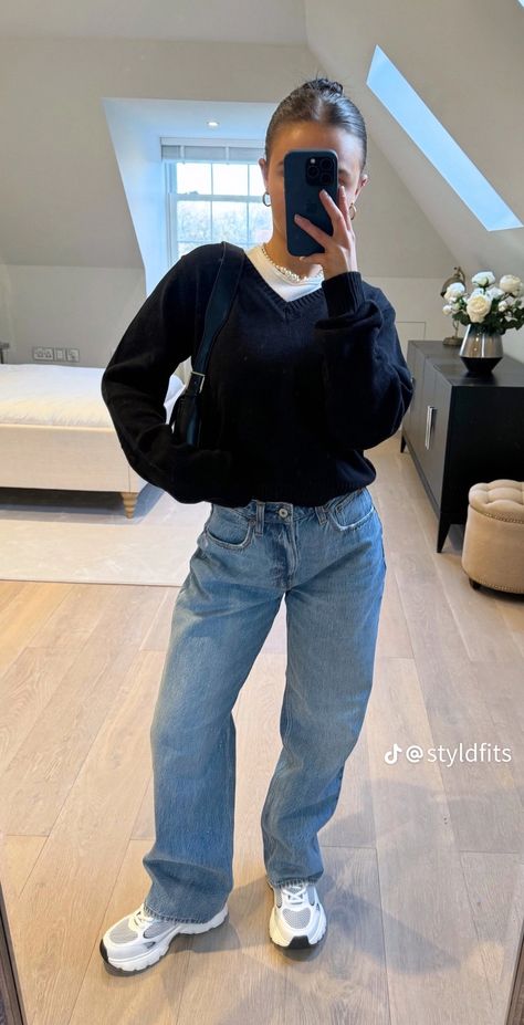 Winter Outfits With Blue Jeans, Dark Cargo Jeans Outfit, College Outfits For Class Summer, Outfit Pull En Laine, Outfit Avec Jean Bleu, Blue Mom Jeans Outfit Winter, Low Waisted Jeans Outfit Winter, Vneck Sweater Outfit Woman, School Outfits Black Jeans