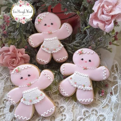 Ginger Breadman, Gingerbread Designs, Gingerbread Cookies Decorated, Pink Gingerbread, Wood Cookies, Gingerbread Lady, Winter Cookie, Christmas Gingerbread House, Baby Cookies