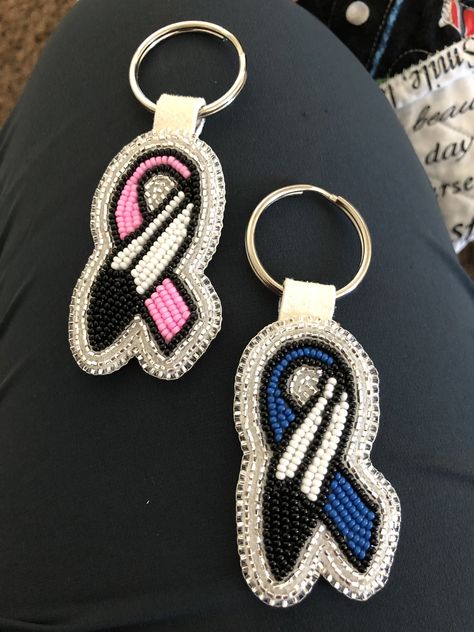 Beaded Awareness Ribbon, Beaded Key Chains Native American, Beaded Keychains Native American, Beaded Feather Pattern, Beaded Earrings Native Beadwork, Beaded Popsocket, Feather Beading, Beaded Keychains Patterns, Native Beading