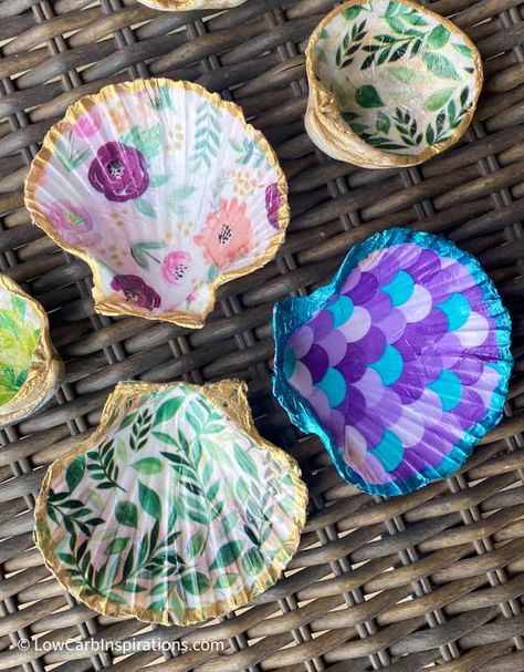 Decoupage Seashells DIY How To Decoupage Shells, Decopage Sea Shells, Decoupage Seashells, Napkin Decoupage Shells, Seashell Decoration, Clam Shell Decoupage, Scallop Shell Craft, She’ll Decoupage, Decoupage Shells