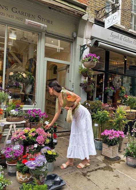 Flower Market Outfit, Florist Outfit, Long Flowy Skirt, Flower Boutique, Flower Store, Spring Girl, Maxi Skirt Boho, Garden Store, Floral Shop