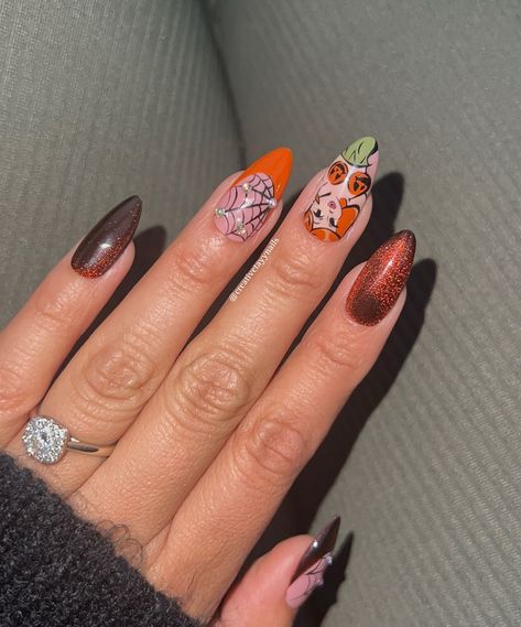 My Halloween set for 2024 is this spooky gal!! I loved creating her and using these orange hues 🧡🕸️🎃 The gem web was IB @nail_lux_bygiu & pumpkin girly by @thevintagepal I saw her art on Pinterest Products used: @apresnailofficial medium almond & Autumn Apricot gel, @nailzbydevshop house of horrors cat eye gel & baddest black gel liner #halloweennails #halloweennailart #spookynails #spookynailart #pumpkinnails #velvetnails #characternails #nailinspo #nailartist House Of Horrors, Velvet Nails, Pumpkin Nails, Medium Almond, Orange Hues, Cat Eye Gel, Horror House, Gel Liner, Halloween Nail Art