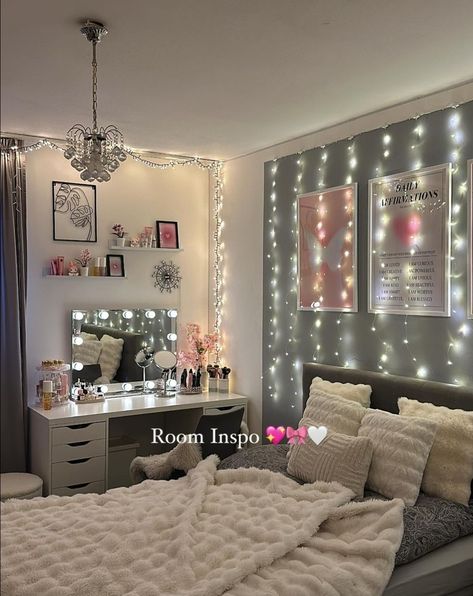 Girl room inspo Modern Throw Blanket, Bedroom Ideas For Small Rooms Cozy, Dream Bedroom Inspiration, Fur Bedding, White Room Decor, Luxury Room Bedroom, Comfy Bedroom, Dream Apartment Decor, Room Redesign