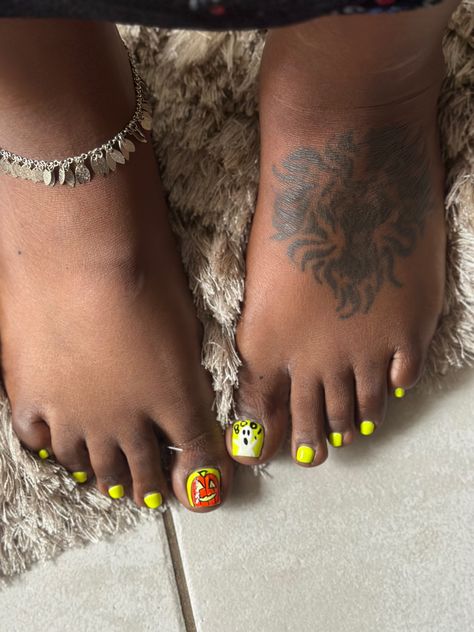 Halloween design on toes Halloween Toenail Art, Halloween Pedicure Ideas, Halloween Pedicure, Toes Nail Art, Halloween Toe Nails, Halloween Toes, Toenail Art, Pedicure Ideas, Toe Nail Art