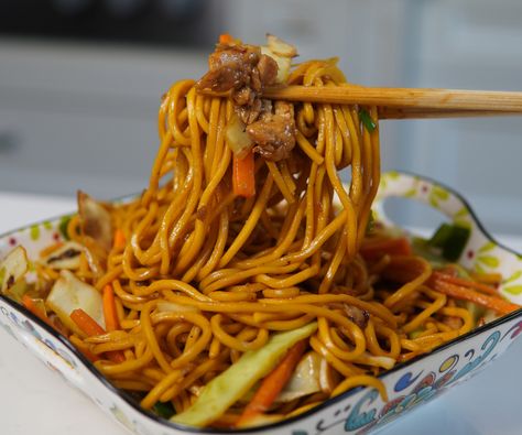 Chicken Lo Mein Rice Noodle Lo Mein, Lou Mein Recipe, Low Mein, Chicken Lo Mein Recipe, Chicken Thigh Seasoning, Lo Mein Noodles, Chicken Lo Mein, Lo Mein Recipes, Chicken Slices