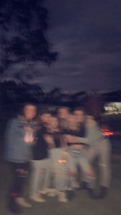 Friend Group Pfp Aesthetic, Group Of Friends Blurry Aesthetic, Blurry Aesthetic Best Friends, Blurry Friend Group Pictures, Friends Blurry Pics, Blurry Pictures With Friends, Blury Pics Aesthetic Night Friends, Loud Pictures Aesthetic, Friendship Pictures Group