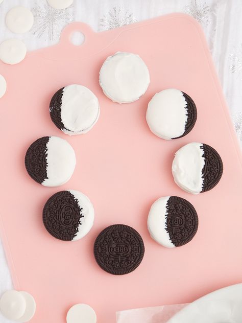 Oreo Moon Phase Cookies #recipe #oreo #psotres Moon Cupcakes, Oreo Moon Phases, Outer Space Crafts For Kids, Mfw Kindergarten, Outer Space Crafts, Eclipse Party, Hot Chocolate Fudge, Space Crafts For Kids, Magical Halloween