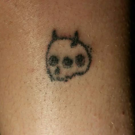 Skull Stick N Poke, Skull Stick And Poke, Stick And Poke Aesthetic, Small Emo Tattoos, Messy Tattoo, Stick N Poke Tattoos, Stick And Poke Tattoo Ideas, Stick Poke, Stick Tattoo