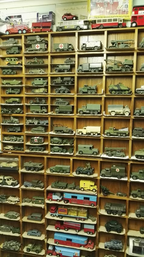 Matchbox Cars Display, Diecast Cars Display, Hot Wheels Room, Erector Set, Aviation Decor, Dinky Toys, Cool Car Drawings, Corgi Toys, Matchbox Cars