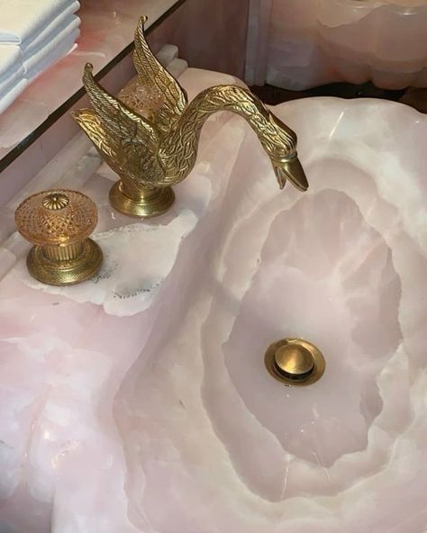 Mermaid Vanity Aesthetic, Shabby Chic Salon Ideas, Pisces Home Aesthetic, Mermaid Core House, Ethereal Bathroom Aesthetic, Mermaid Core Bathroom, Aphrodite Cabin Interior, Aphrodite Bathroom, Seashell Sink