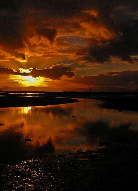 Sunset sea / Horse Island from Ardrossan north shore in North Ayrshire, Scotland Clouds At Sunset, Amber Sky, Painting Dark, Twilight Photos, Sunset Rose, Beautiful Skies, Sunset Sea, Dark Clouds, Sunset Nature