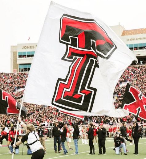 20 Things Every Texas Tech Freshman Needs to Know – SOCIETY19 Texas Tech Football, College Dorm Checklist, Red Raider, Summer Courses, Tech Aesthetic, Texas Tech University, Graduation Signs, Spanish Architecture, Texas Girl