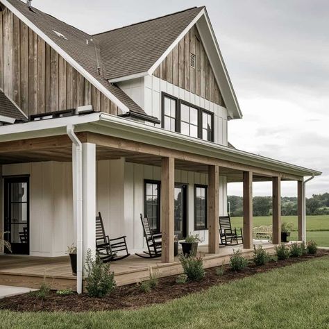 15 Modern Farmhouse Ideas to Transform Your Home - Fabricerie Country House Exterior, Modern Farmhouse Cottage, Modern Farmhouse Ideas, Country Modern Home, Rustic Exterior, Hidden Potential, Farm Houses, Farmhouse Modern, House Decor Rustic