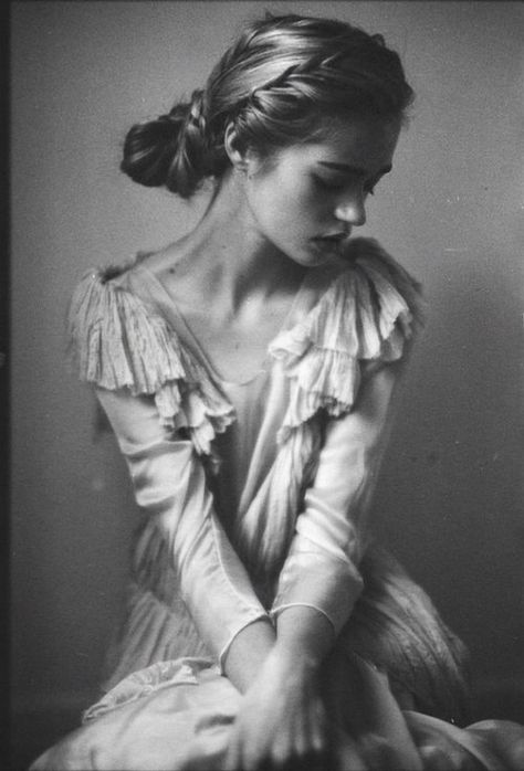 my-soul-of-glass:  Emily Soto | Fashion Photographer | via Facebook στο We Heart It. Emily Soto, Photography Inspiration Portrait, Black And White Photograph, Anais Nin, Female Portraits, Foto Art, Photo Vintage, Black And White Portraits, 영감을 주는 캐릭터