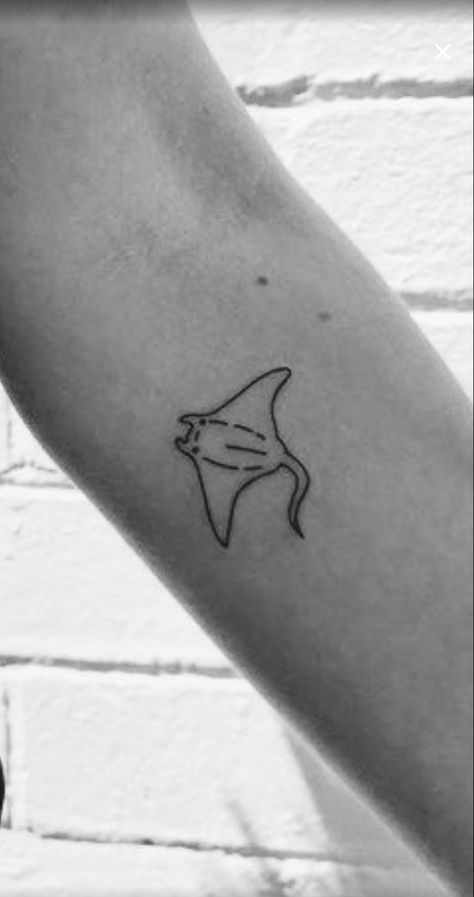 Sting Ray Stick And Poke, Henna Stingray Design, Manta Ray Tattoo Minimalist, Small Sting Ray Tattoos, Simple Stingray Drawing, Simple Manta Ray Tattoo, Small Stingray Tattoo Simple, Mantaray Tattoo Simple, Small Manta Ray Tattoo