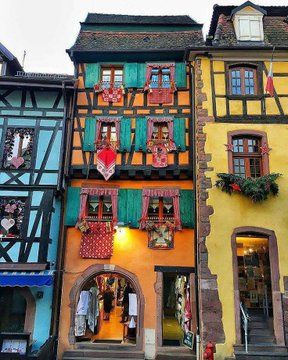 🌸Gibra'il_laby🌸 en Twitter: "📍Charming French village of Riquewihr. 🇫🇷 https://t.co/kdKvusGSdB" / Twitter Riquewihr France, Colorful Buildings, Alsace France, Colourful Buildings, Beaux Villages, Beautiful Architecture, Alsace, Beautiful Buildings, Beautiful Places To Visit