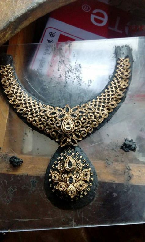 Antik Jewellery Gold, Antique Haram, Antique Necklace Gold, Fairy House Crafts, House Crafts, Diamond Collection, Jewellery Gold, Antique Necklace, Fairy House