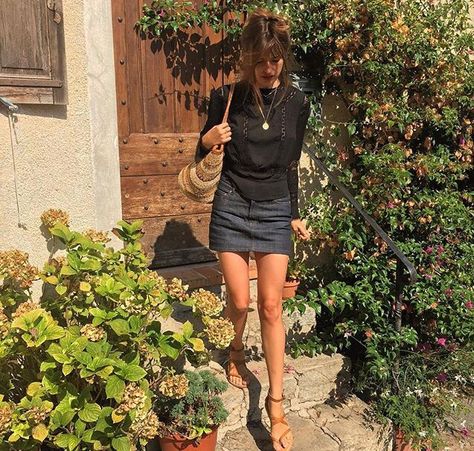 •. Jeanne Damas Style, Jeanne Damas, French Girl Style, Looks Street Style, Parisian Chic, Style Crush, Mode Inspo, Looks Style, Short Skirt